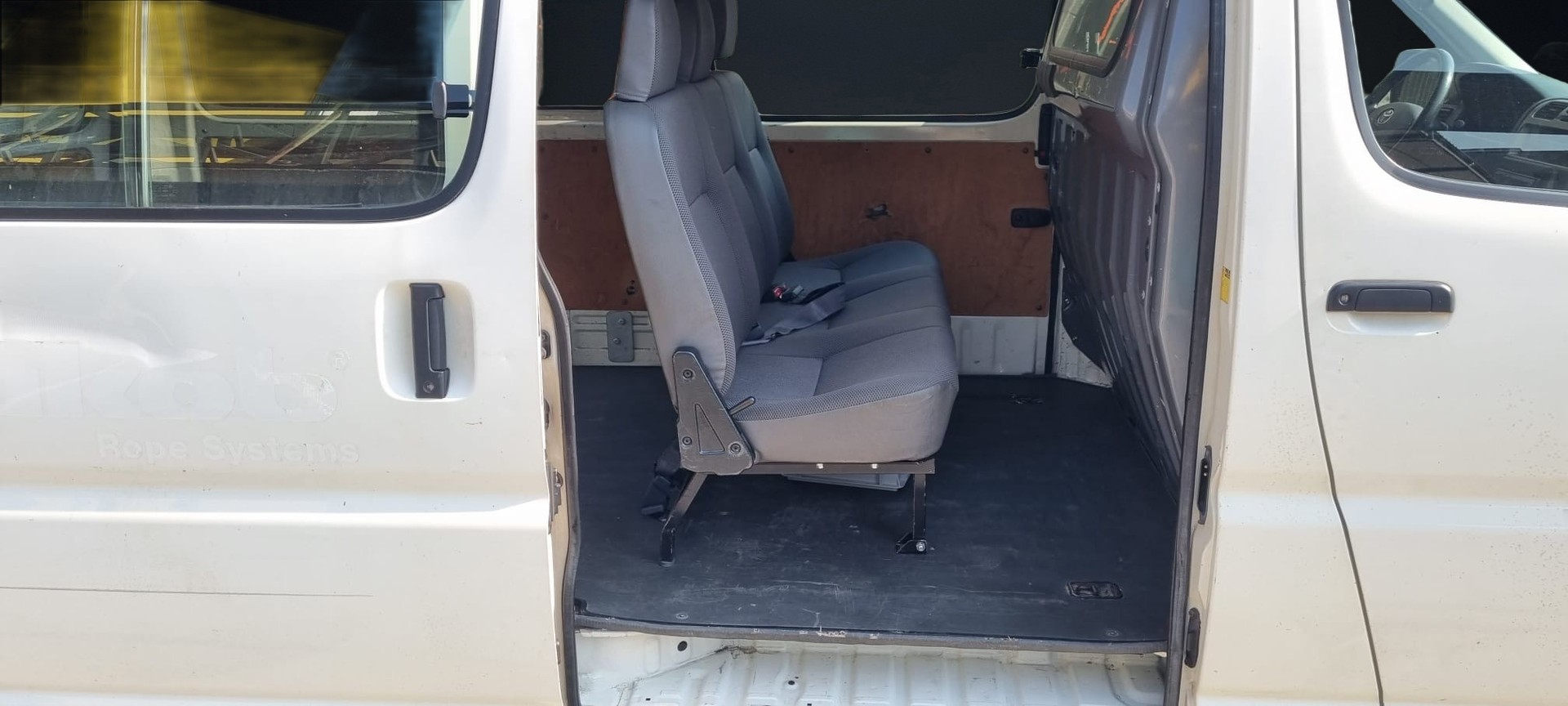 TOYOTA HI-ACE 2.5D 4WD-image-9