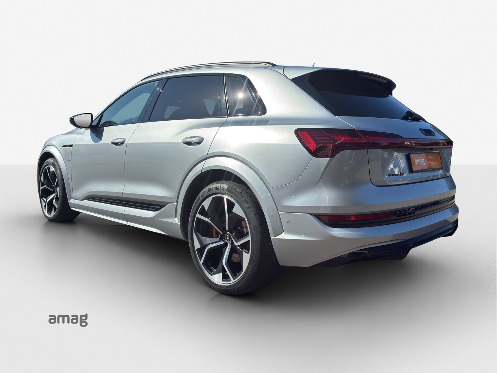 AUDI e-tron S quattro-showroom-element-2