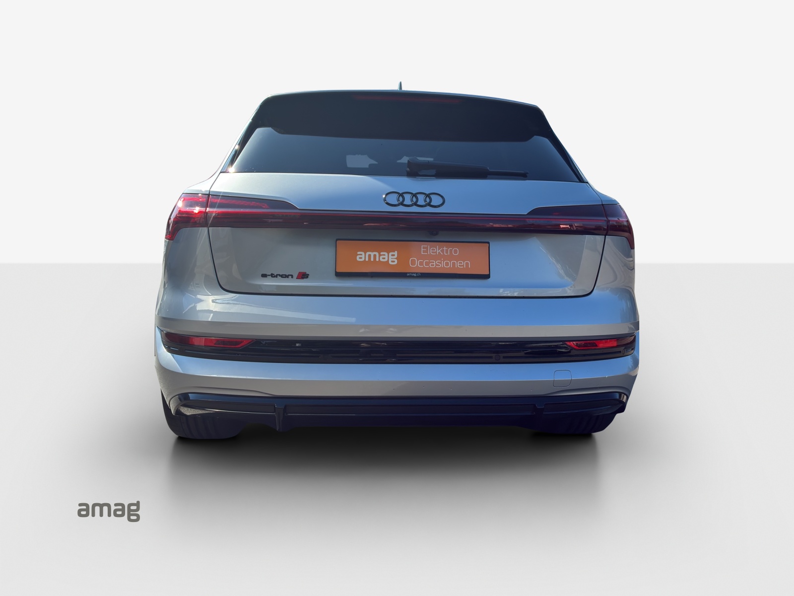 AUDI e-tron S quattro-showroom-element-3