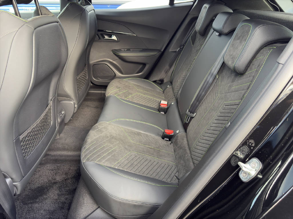PEUGEOT 2008 1.2 Hybrid 145 GT-image-7