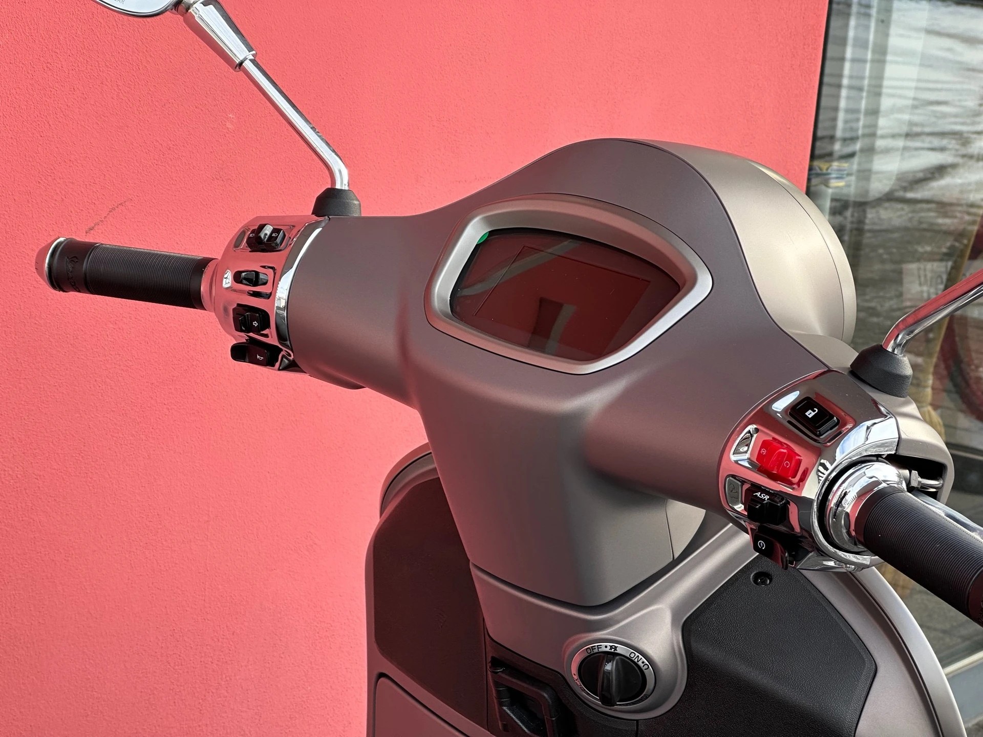 PIAGGIO Vespa GTS 125 Super Tech ABS-image-1