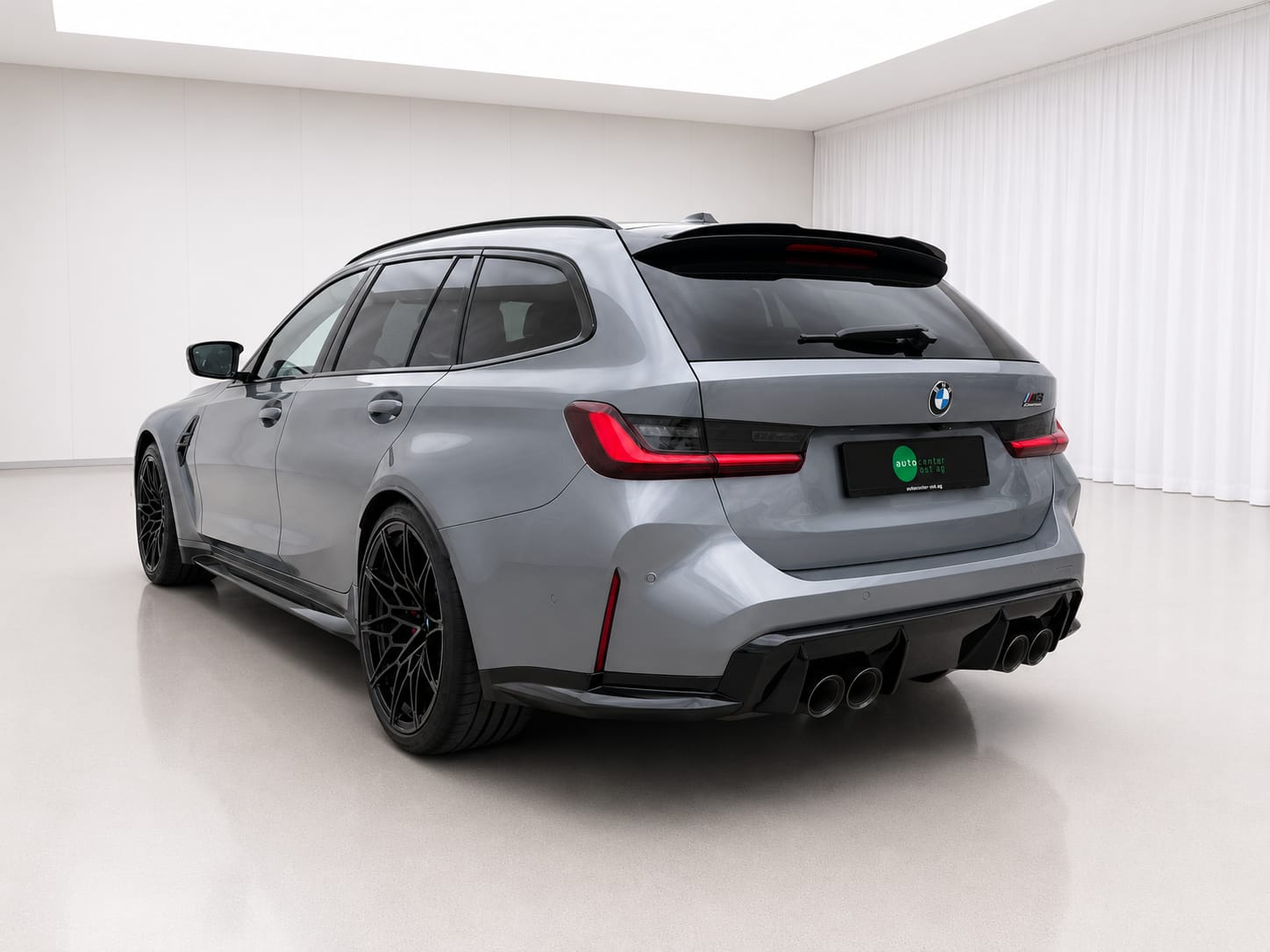 BMW M3 Touring xDrive Competition M-showroom-element-2