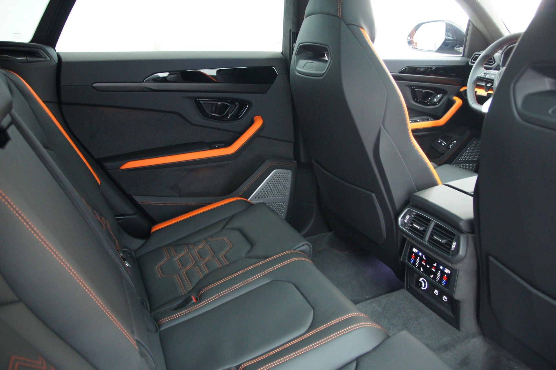 LAMBORGHINI Urus SE-image-15
