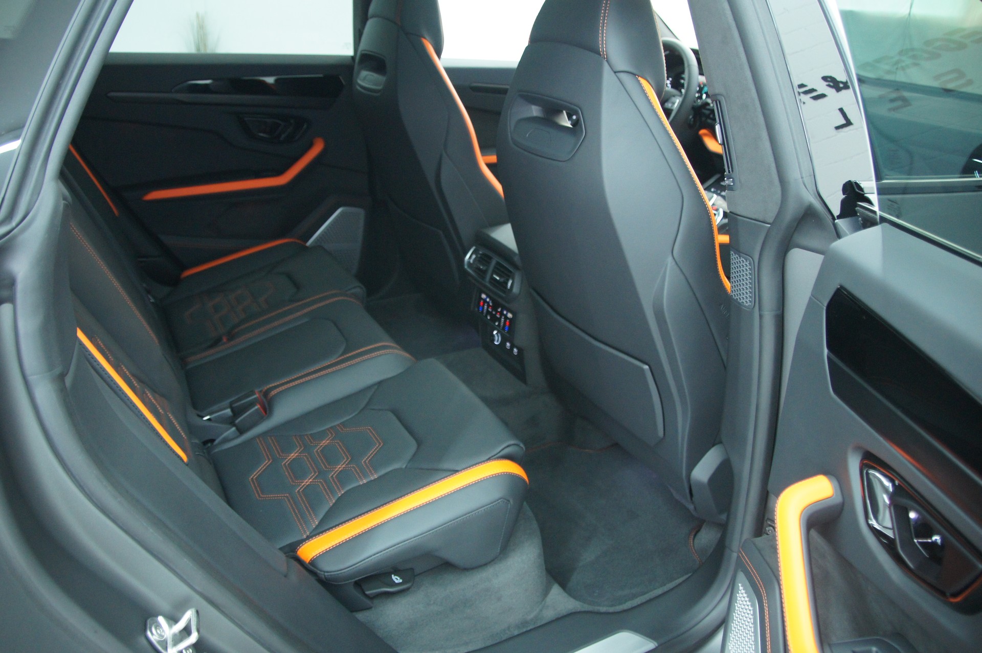 LAMBORGHINI Urus SE-image-14