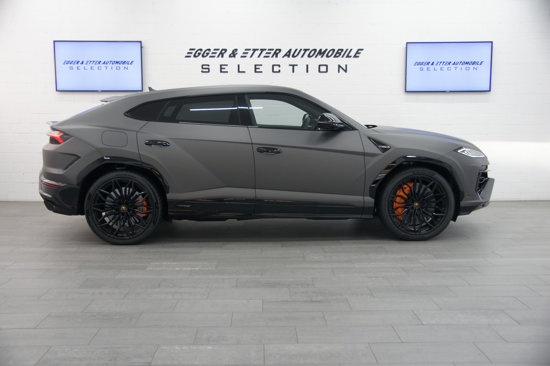 LAMBORGHINI Urus SE-showroom-element-3