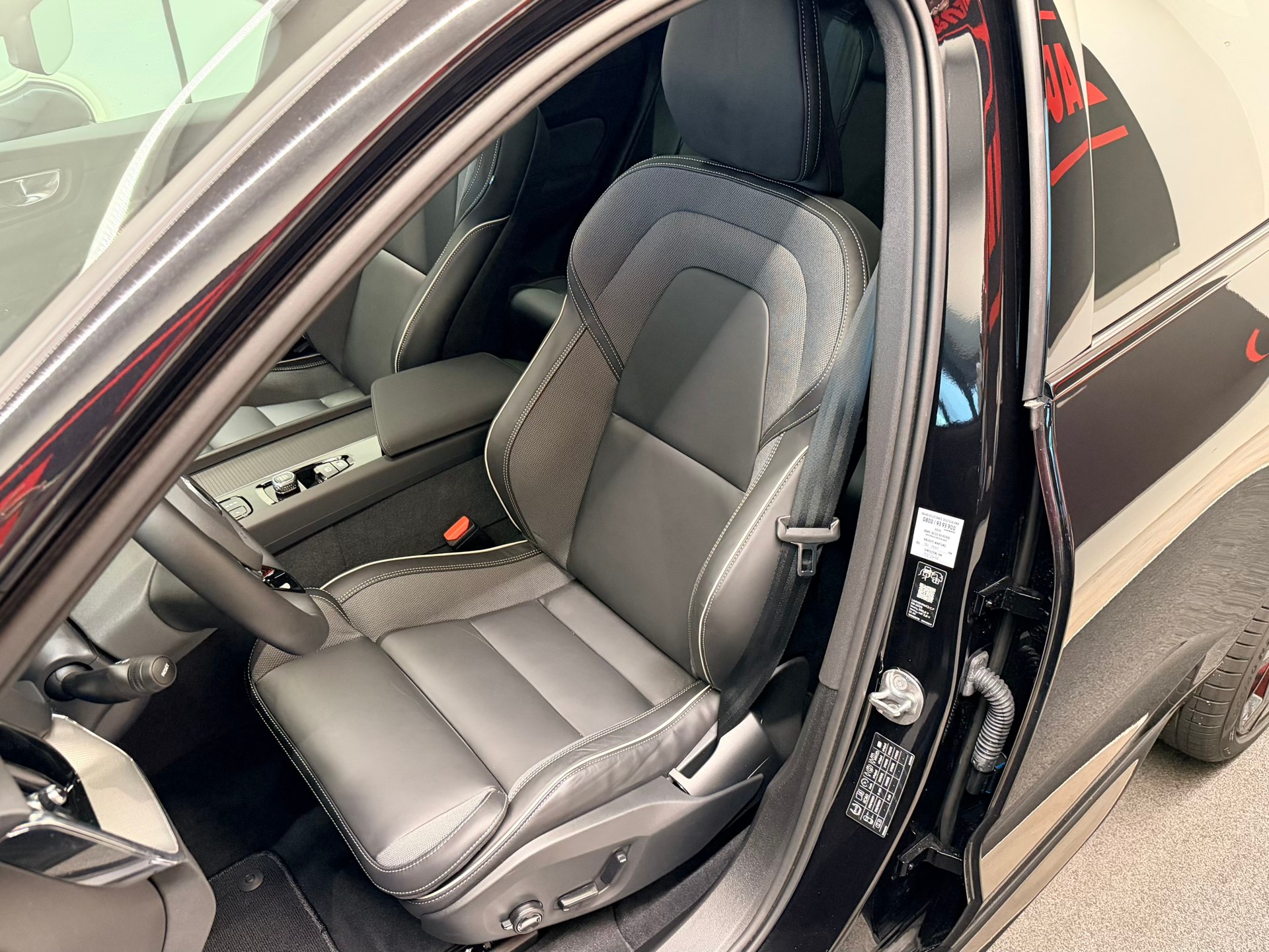 VOLVO XC60 T8 eAWD PluginHybrid Black Ed. Ultra Geartronic-image-13