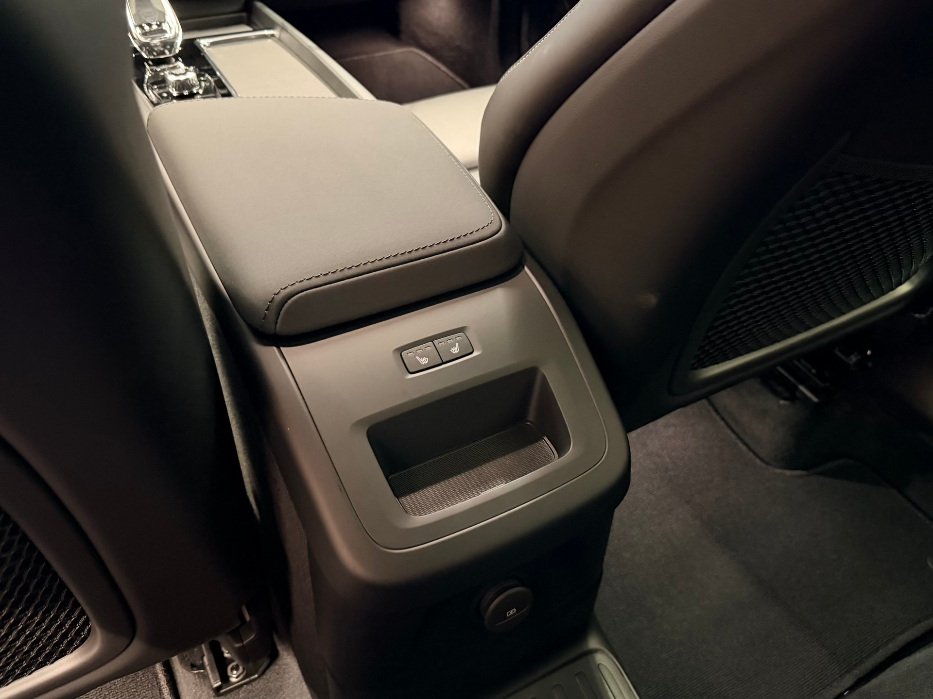 VOLVO XC60 T8 eAWD PluginHybrid Black Ed. Ultra Geartronic-image-16