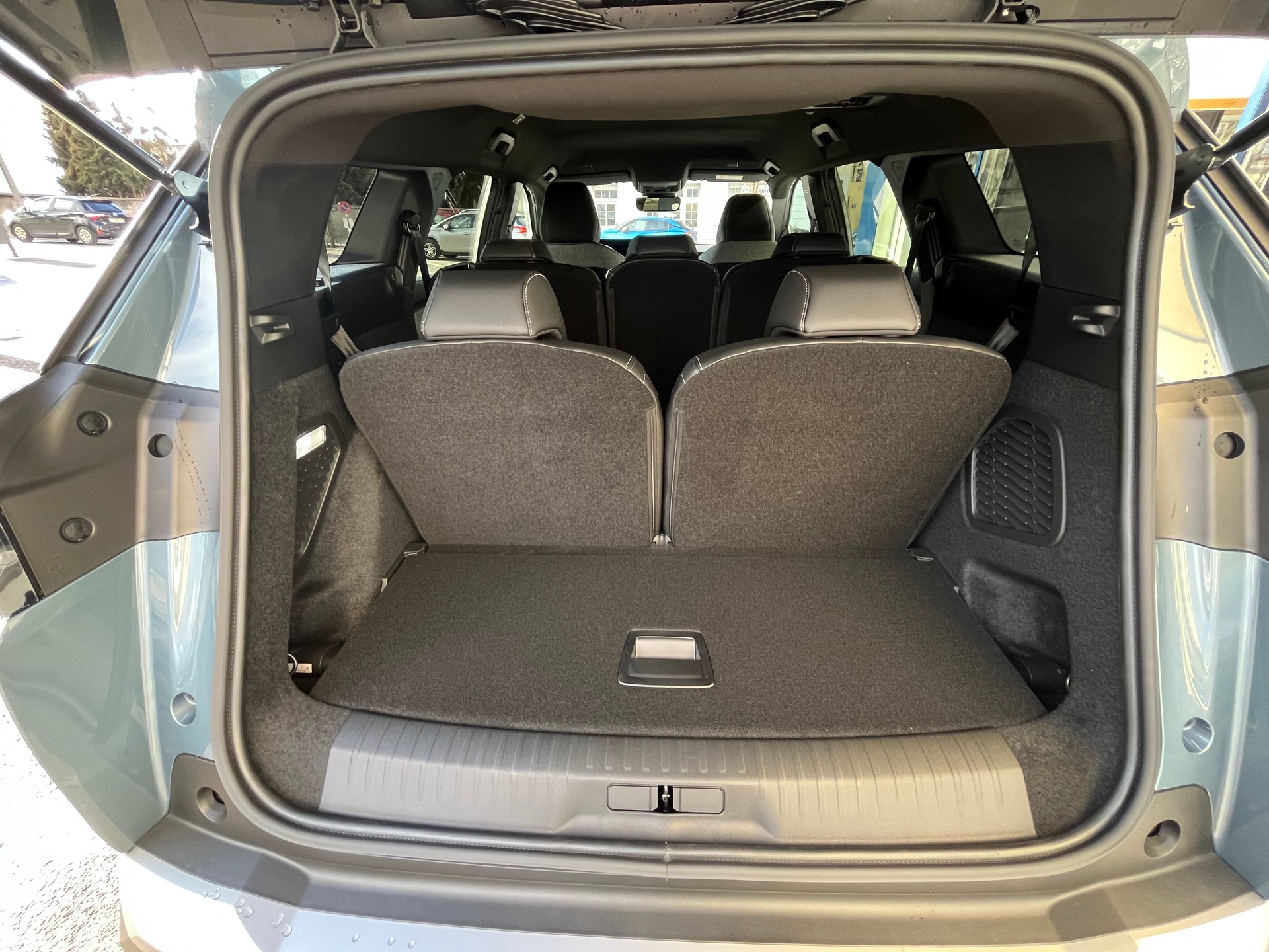 PEUGEOT 5008 1.2 Hybrid Allure Premium-image-7