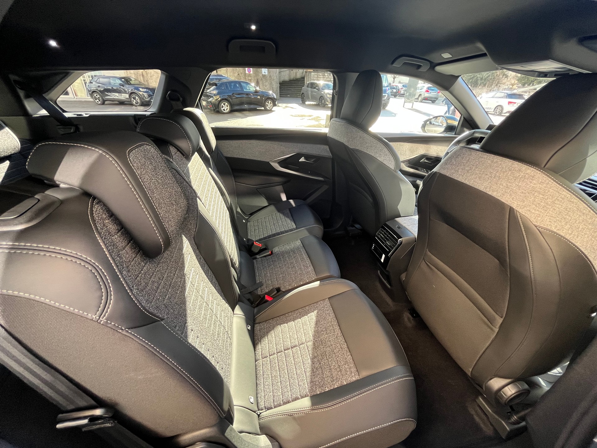 PEUGEOT 5008 1.2 Hybrid Allure Premium-image-8