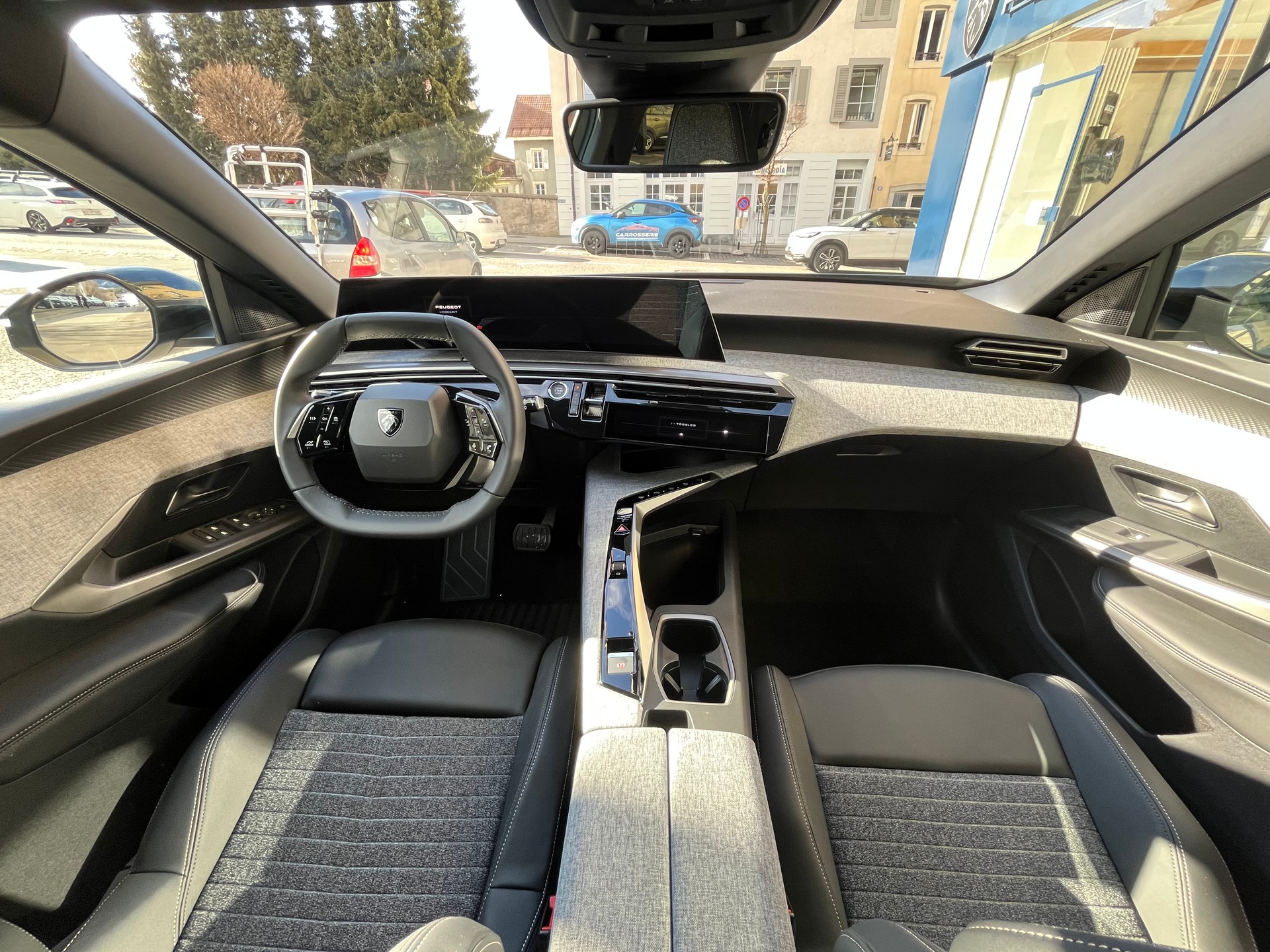 PEUGEOT 5008 1.2 Hybrid Allure Premium-image-9