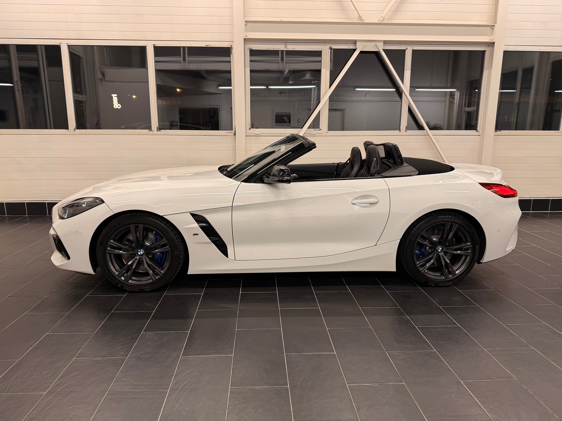 BMW Z4 M40i-showroom-element-1