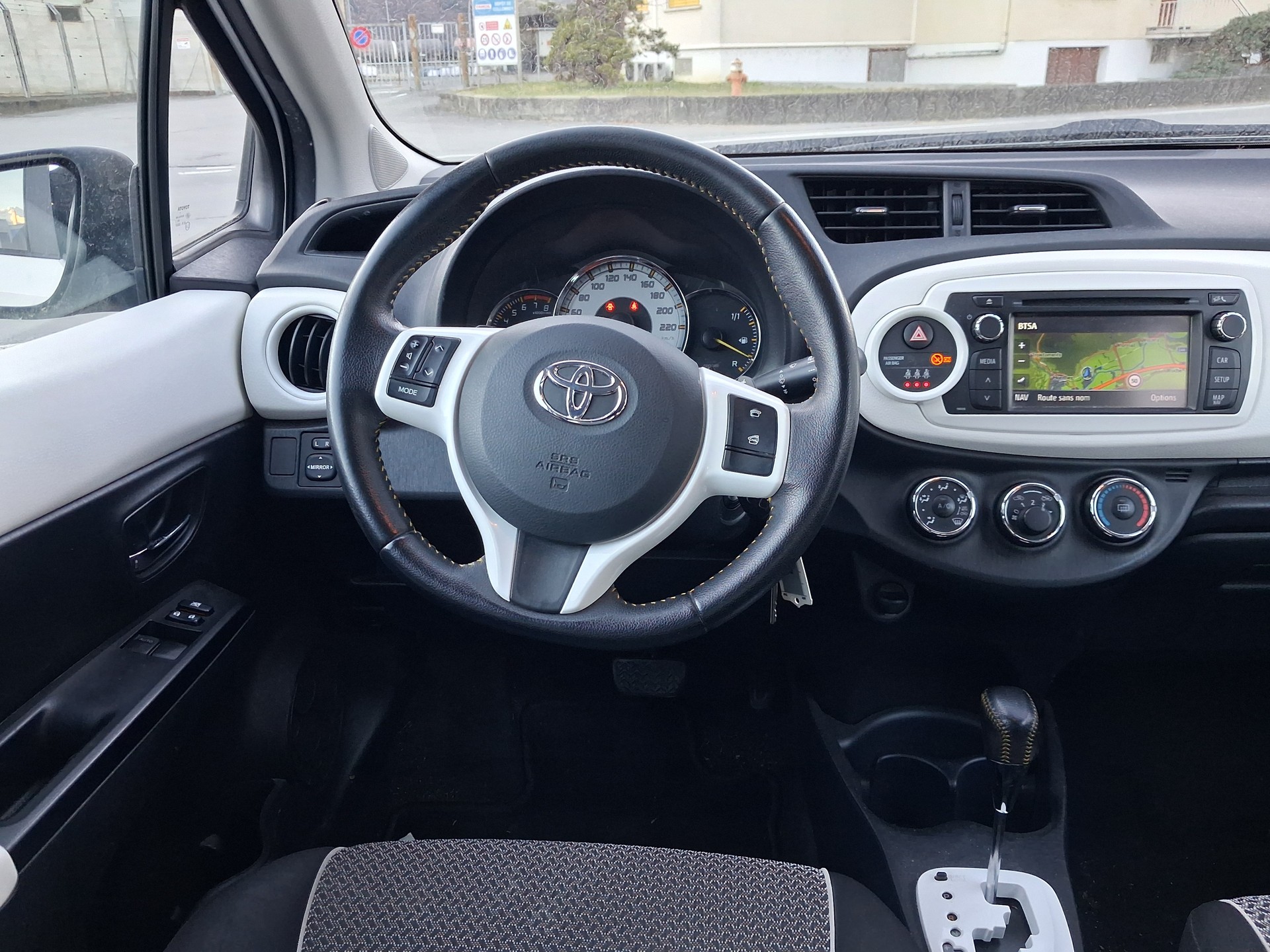 TOYOTA Yaris 1.33 Sol Premium Multidrive-image-4