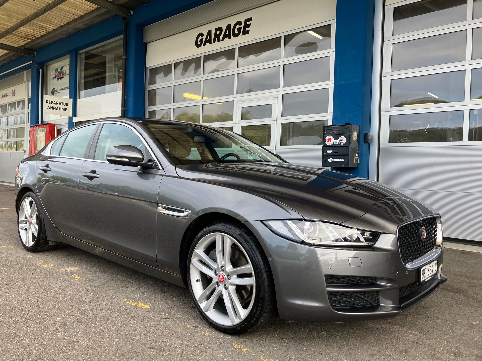 JAGUAR XE 20t 2.0 Prestige Automatic-showroom-element-1