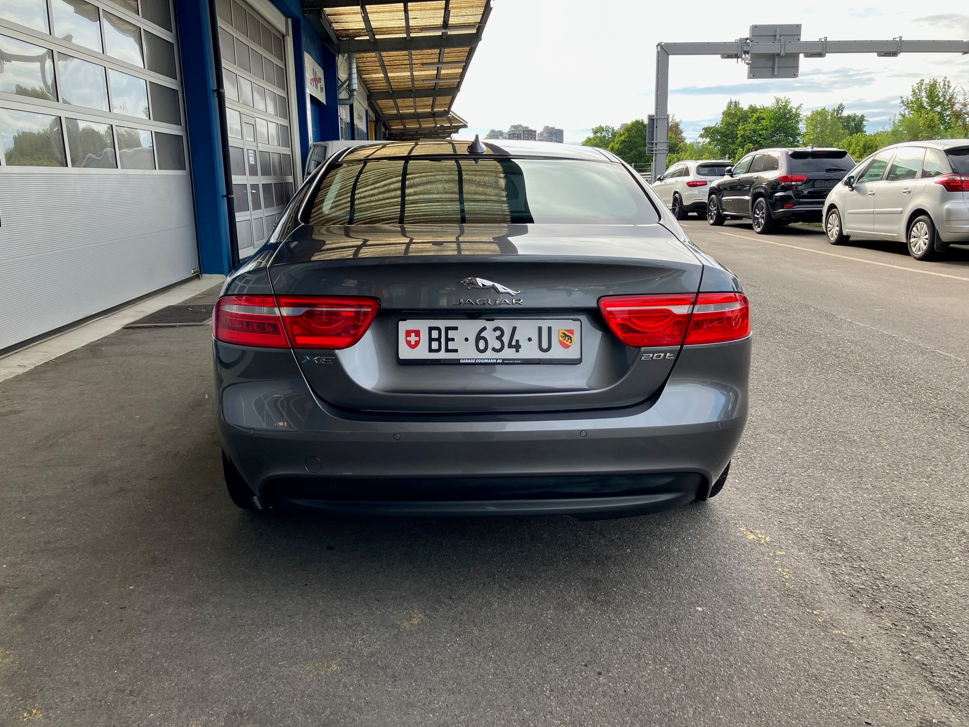 JAGUAR XE 20t 2.0 Prestige Automatic-image-4
