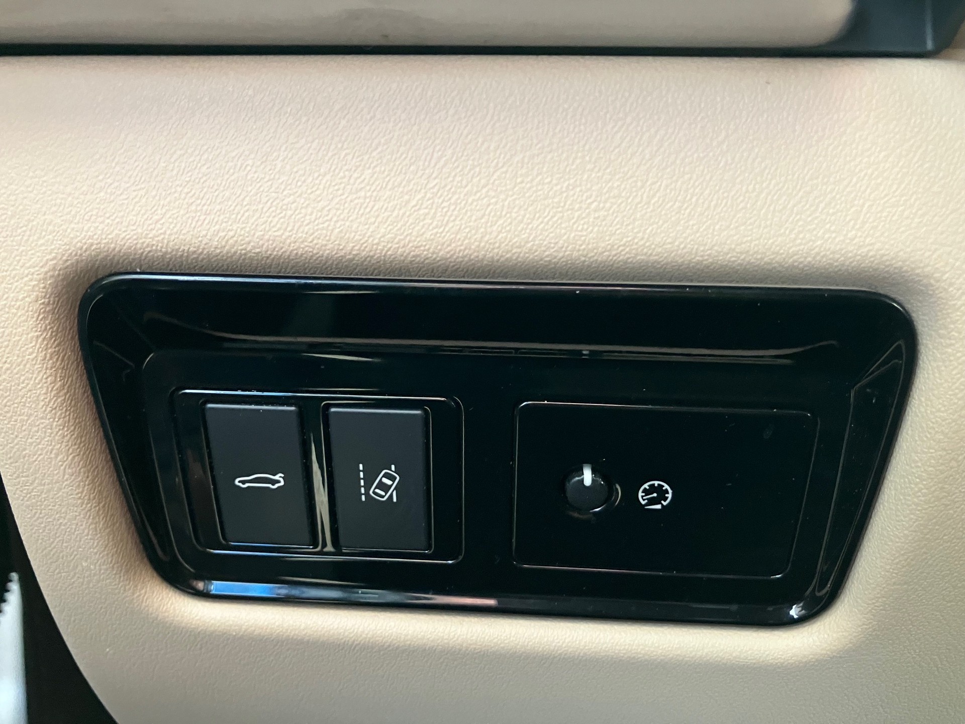 JAGUAR XE 20t 2.0 Prestige Automatic-image-14