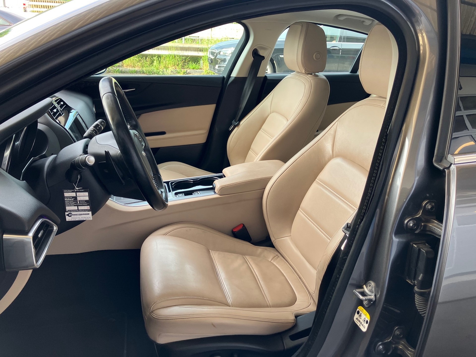 JAGUAR XE 20t 2.0 Prestige Automatic-image-9