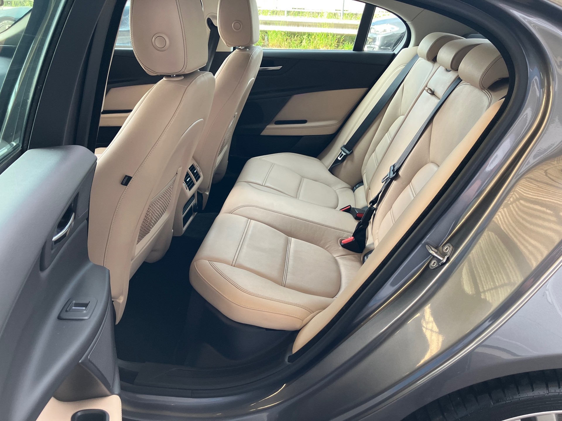 JAGUAR XE 20t 2.0 Prestige Automatic-image-10