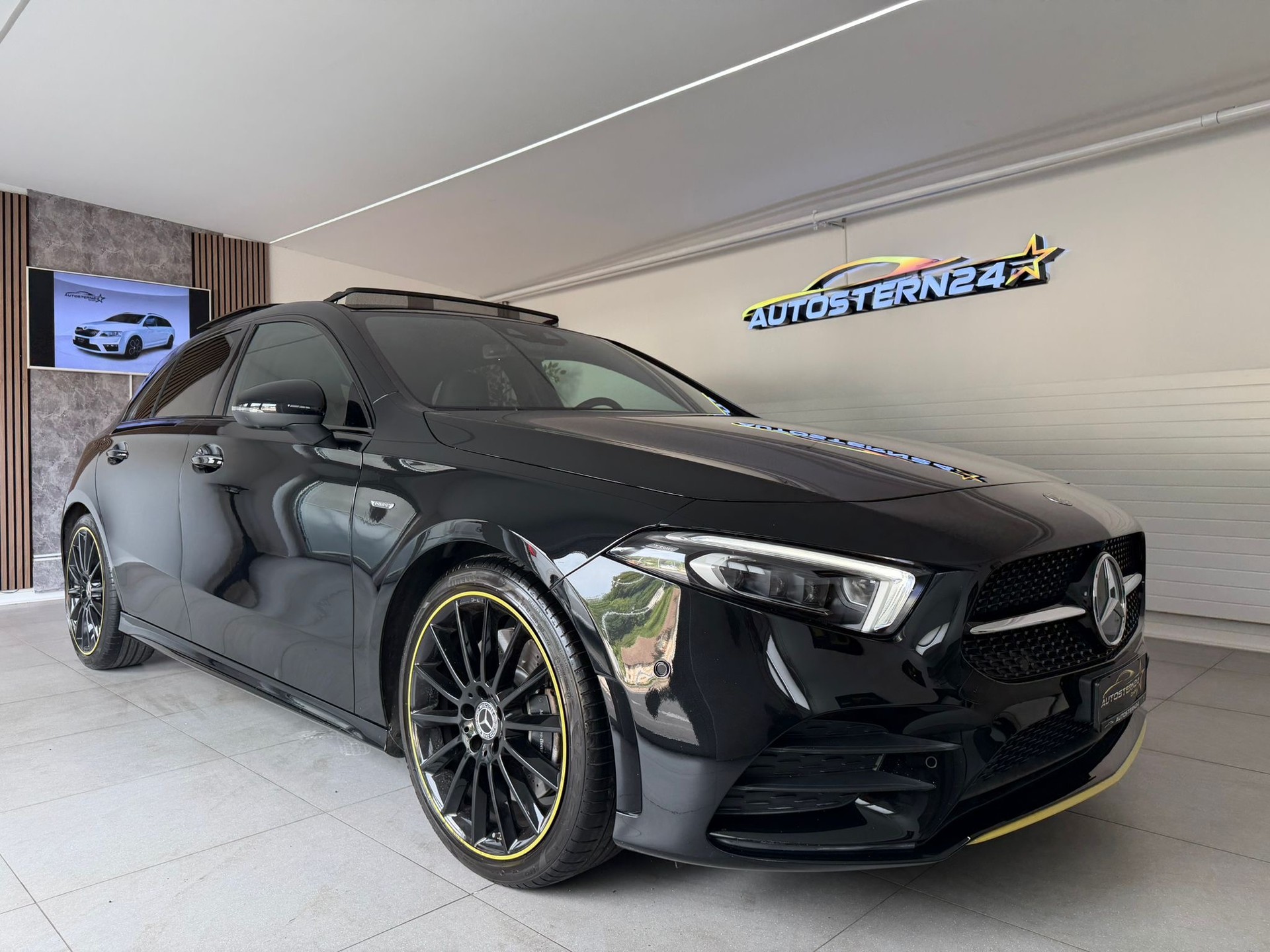 MERCEDES-BENZ A 250 AMG Line 7G-DCT *Edition 1 *Voll Austattung*Panoramadach* *Ch Fahrzeug*-showroom-element-1