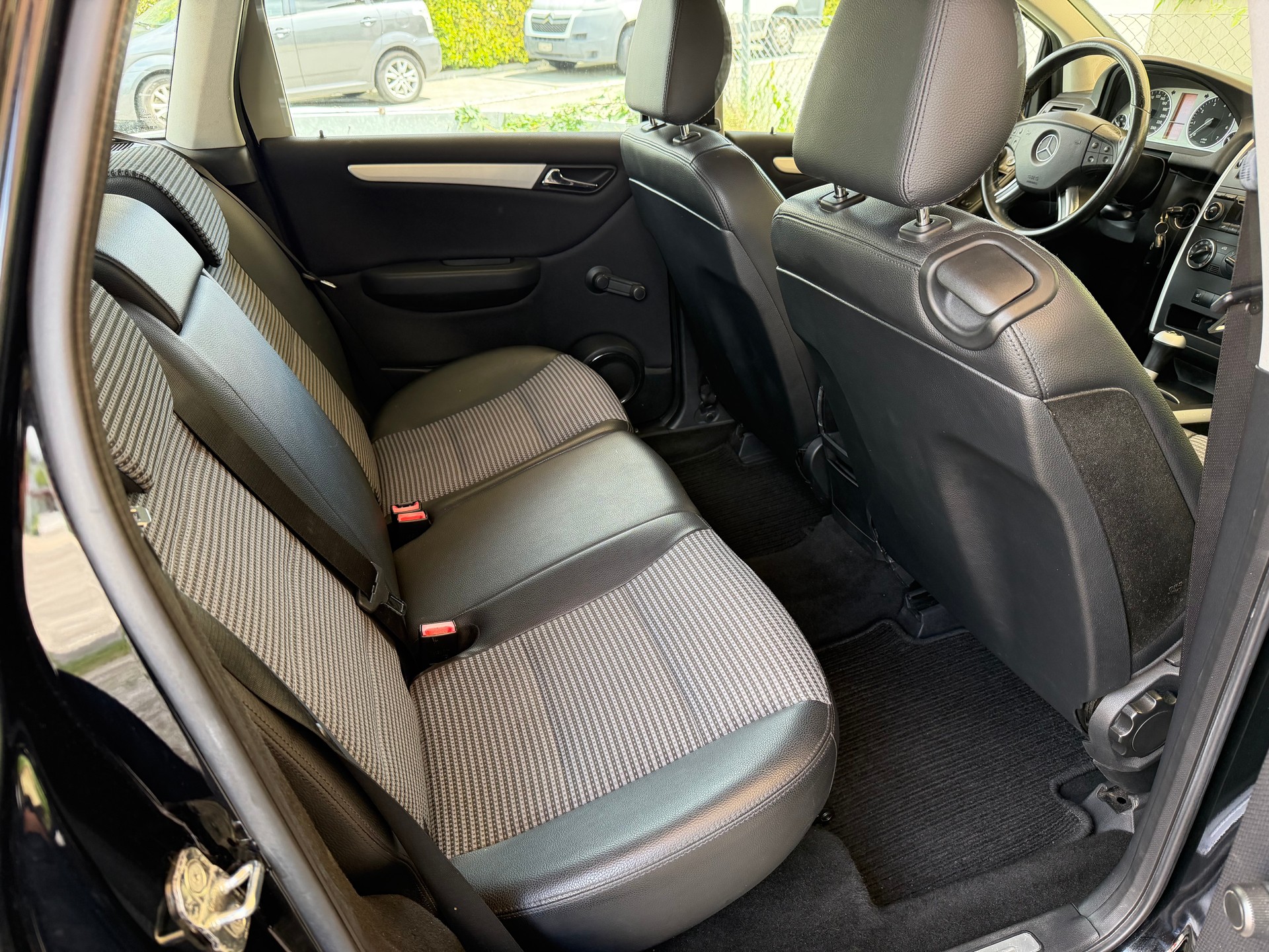MERCEDES-BENZ B 200-image-11