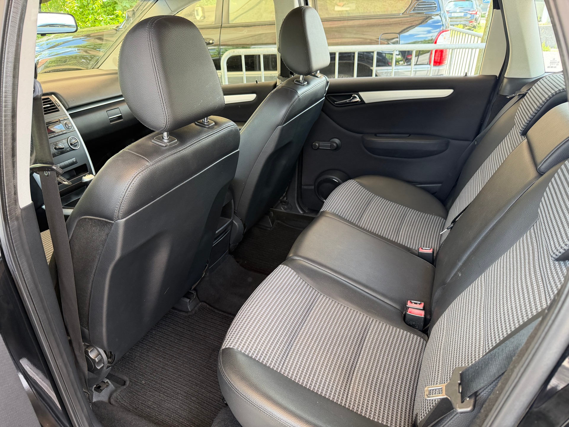 MERCEDES-BENZ B 200-image-12