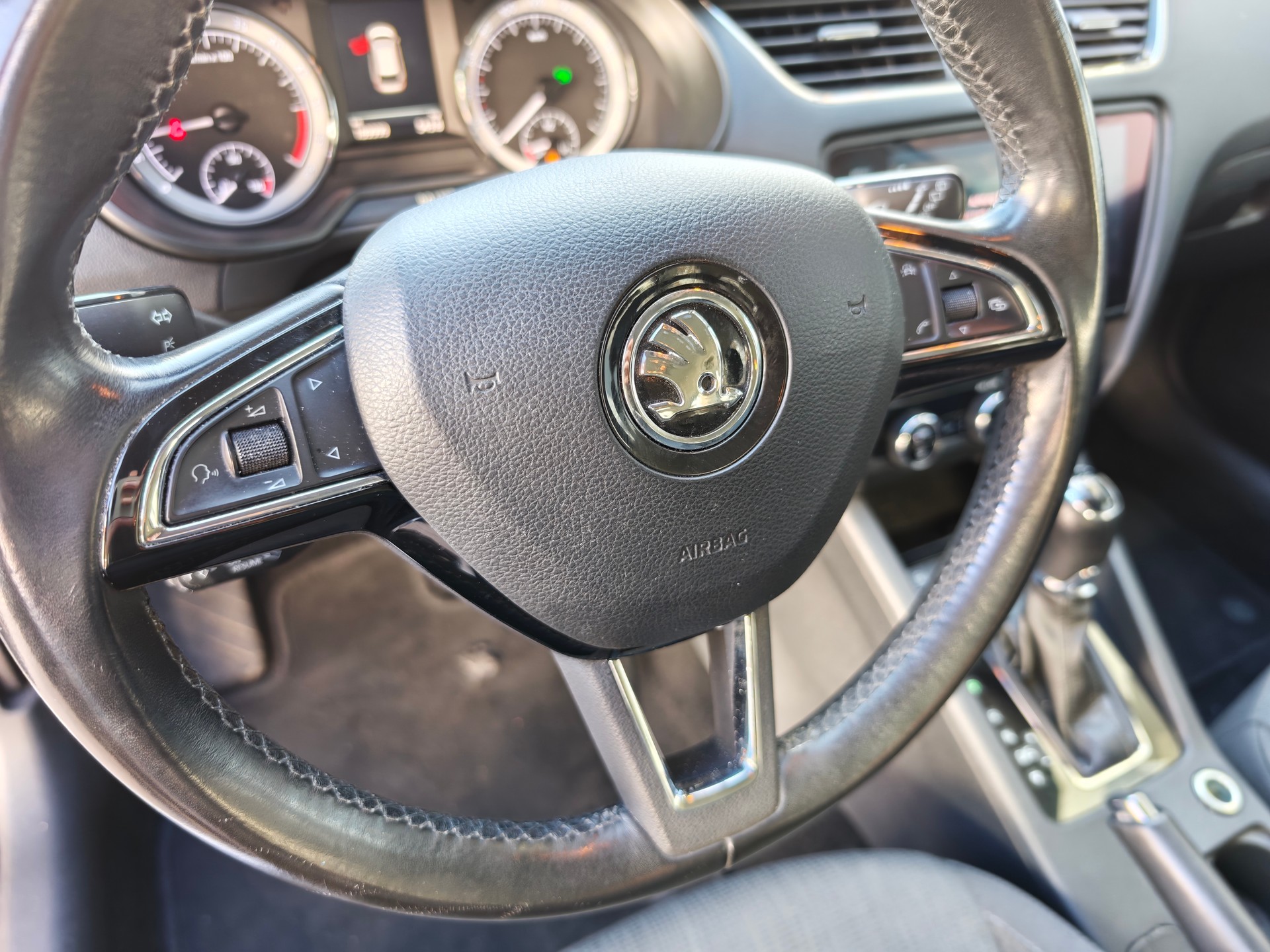 SKODA Octavia Combi 2.0 TDI Style DSG-image-24