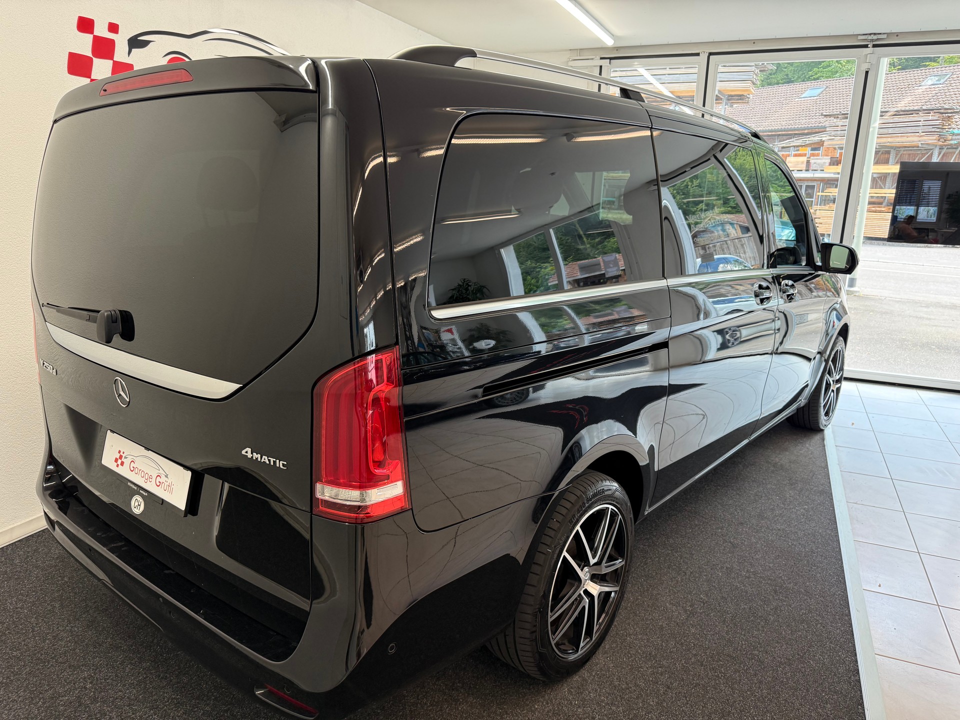 MERCEDES-BENZ V 250 d lang Van-showroom-element-3