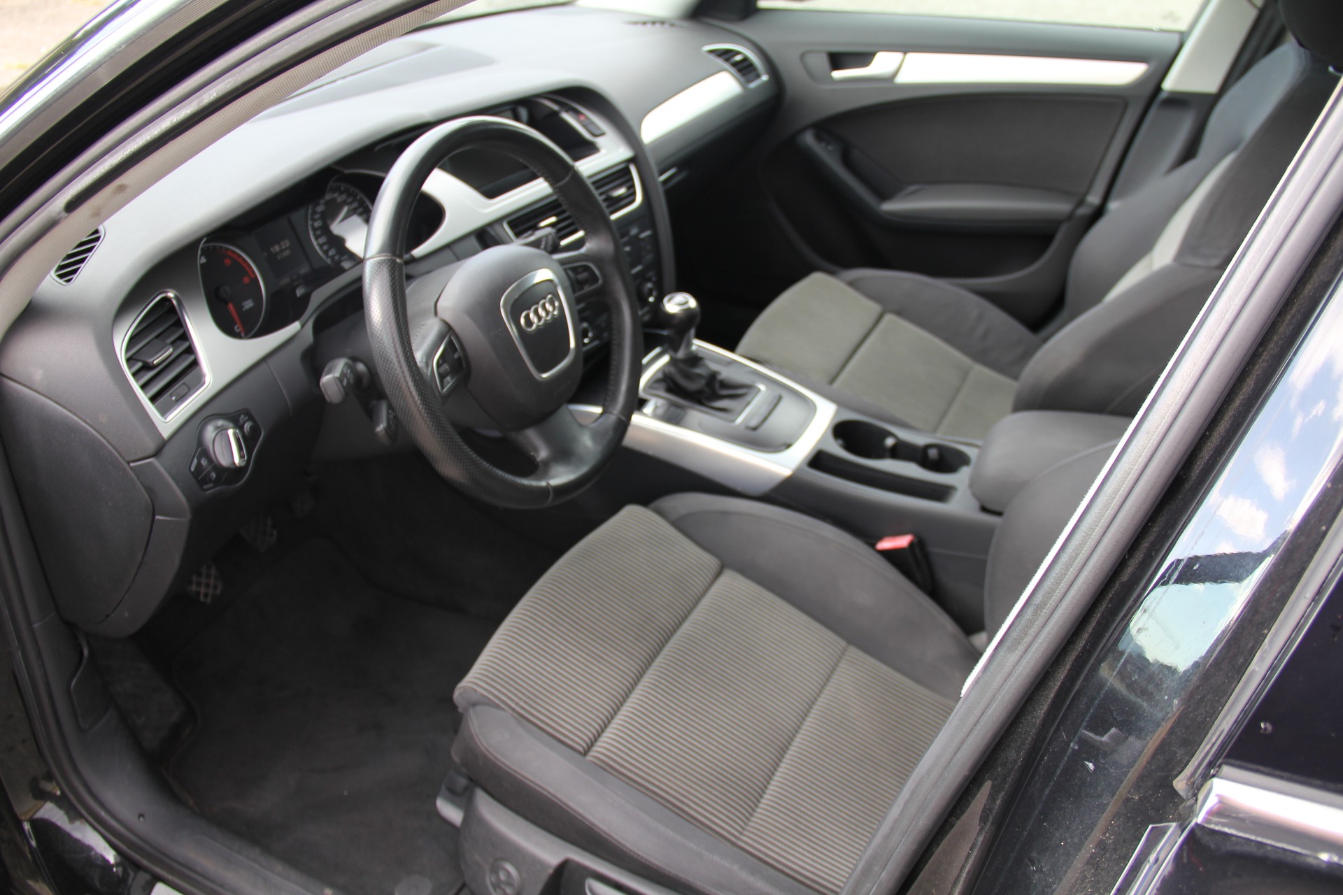 AUDI A4 Avant 2.0 TDI-image-7