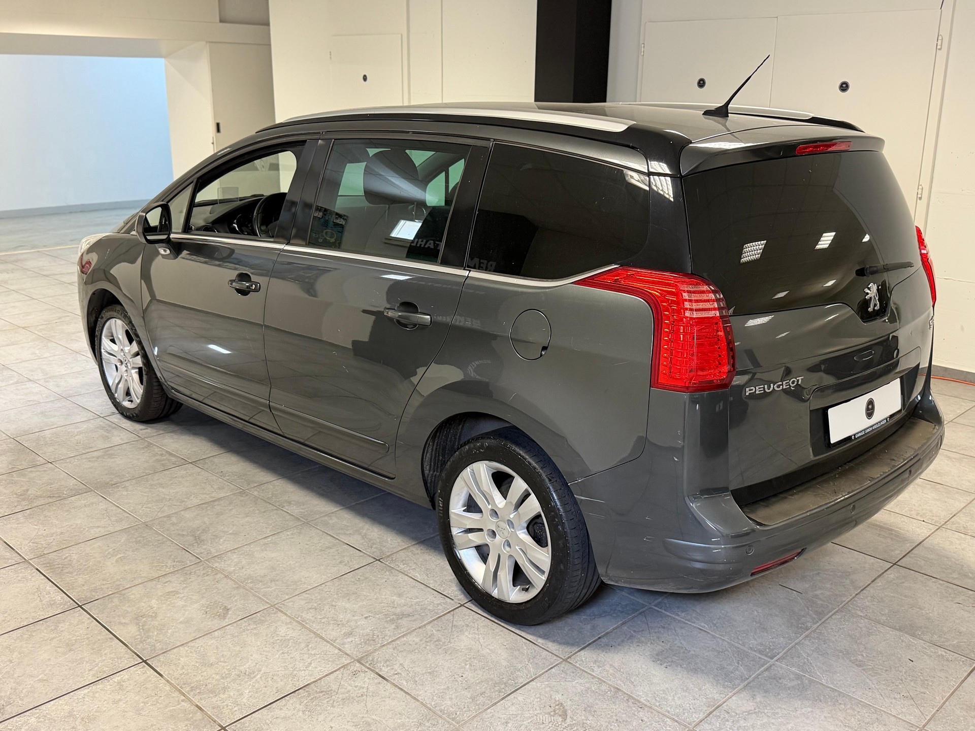 PEUGEOT 5008 1.6 16V T Sport Pack-image-6