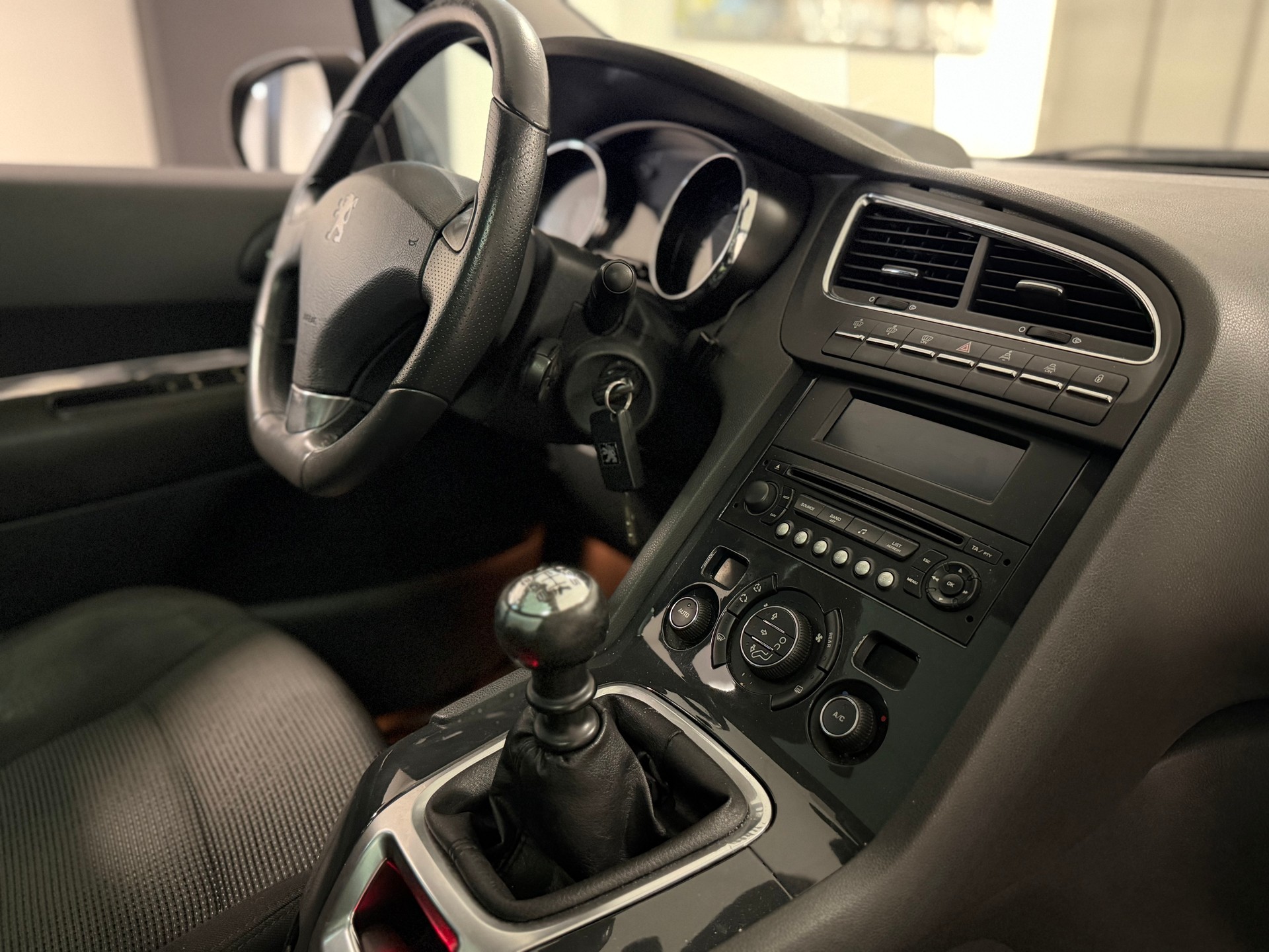PEUGEOT 5008 1.6 16V T Sport Pack-image-20