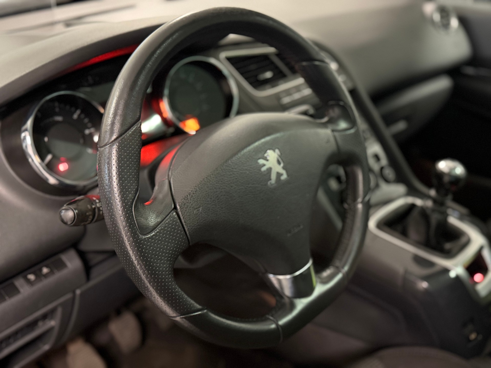 PEUGEOT 5008 1.6 16V T Sport Pack-image-13