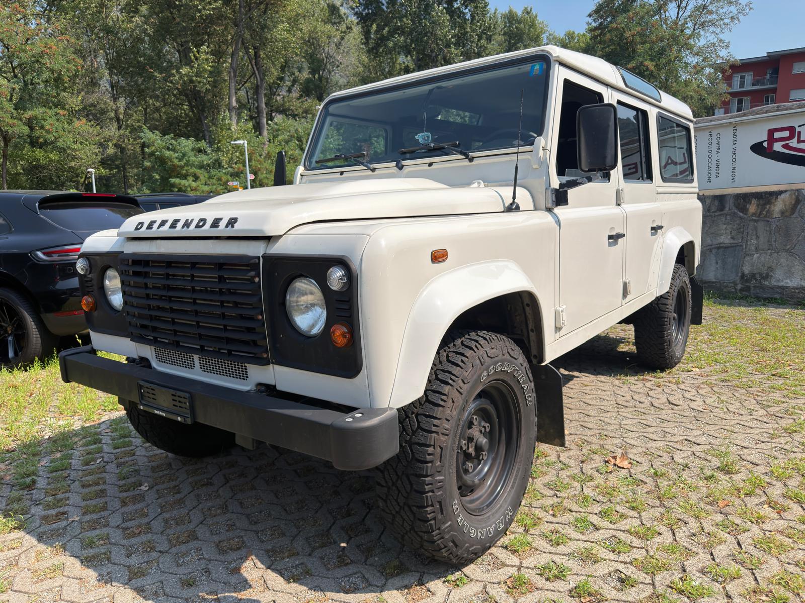 LAND ROVER Defender 110 SW 2.4Tdc-image-17