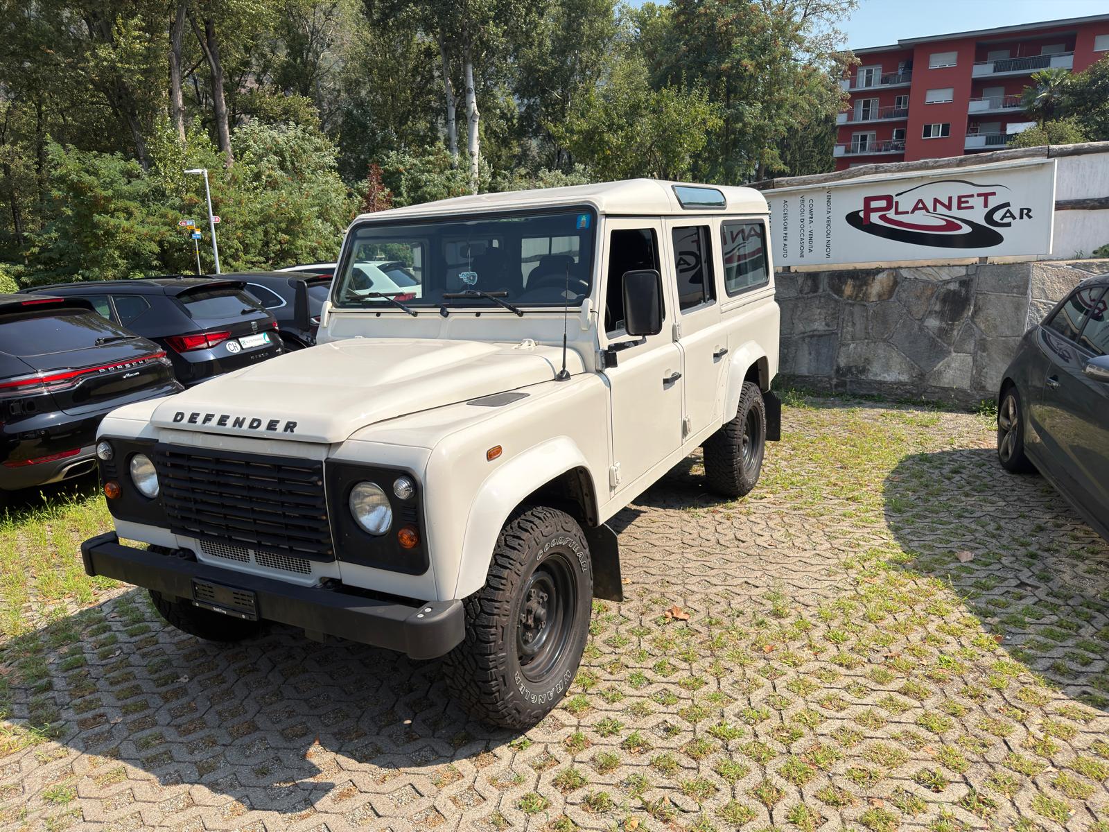LAND ROVER Defender 110 SW 2.4Tdc-showroom-element-1