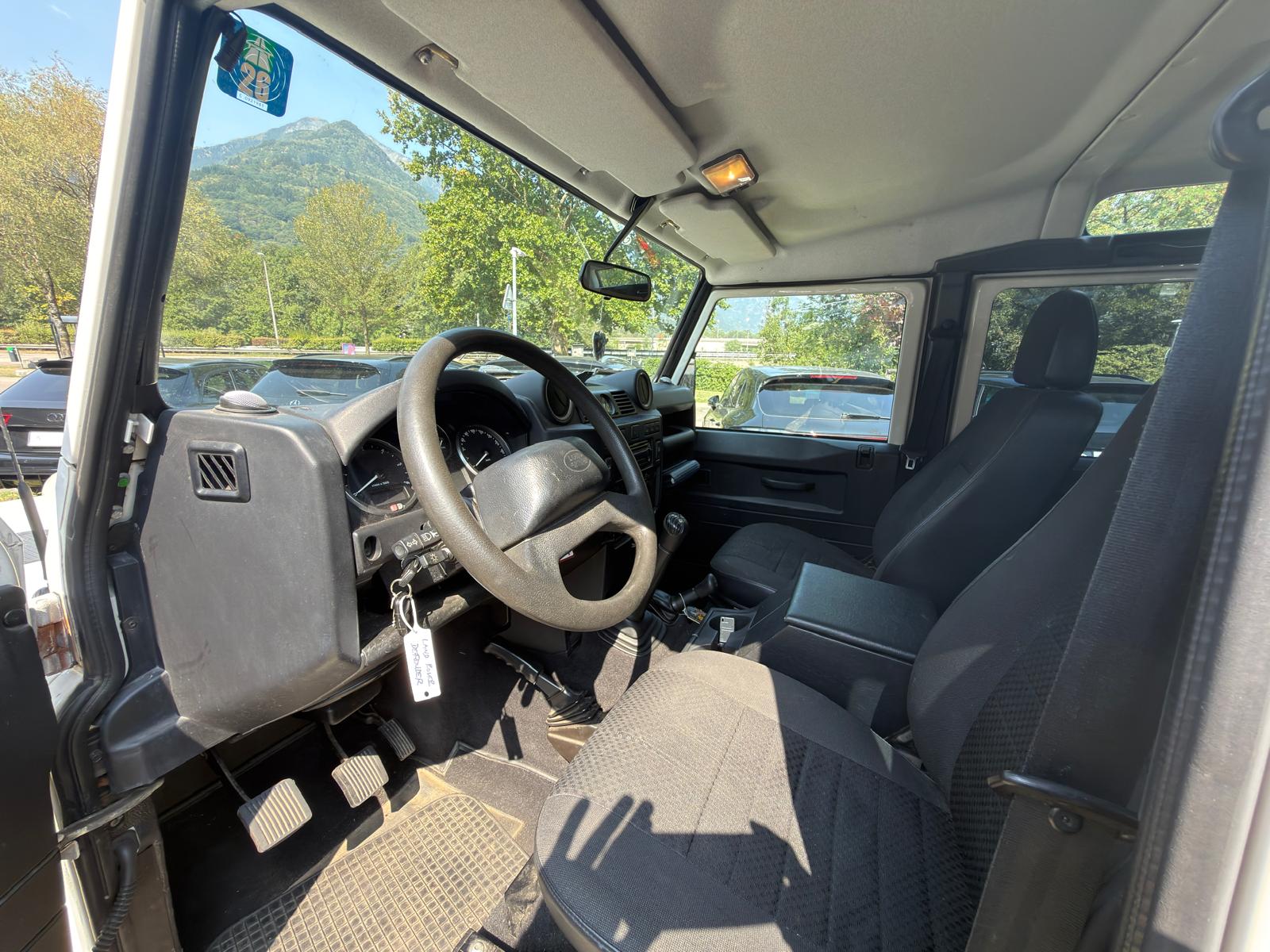 LAND ROVER Defender 110 SW 2.4Tdc-image-10