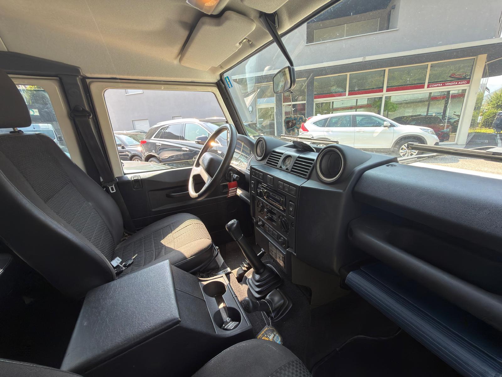 LAND ROVER Defender 110 SW 2.4Tdc-image-15