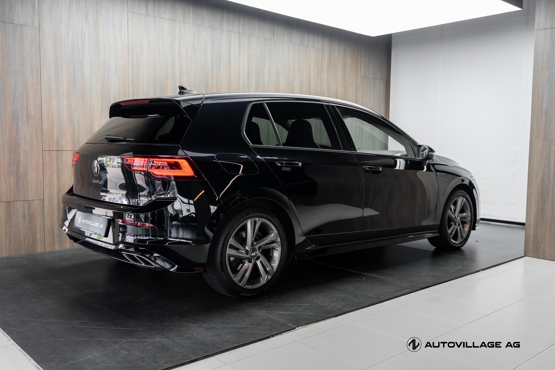 VW Golf 1.5 eTSI mHEV ACT R-Line DSG-showroom-element-1