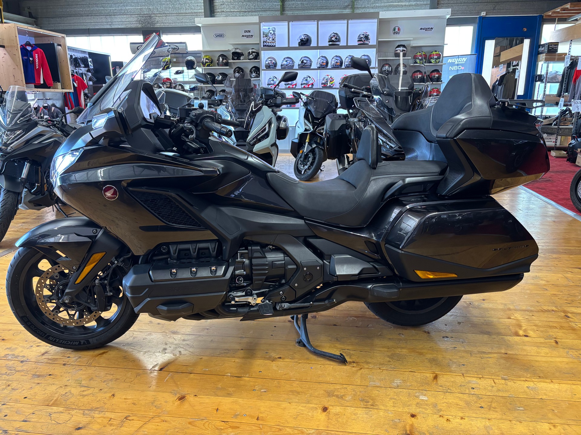 HONDA GL 1800 Goldwing-image-1