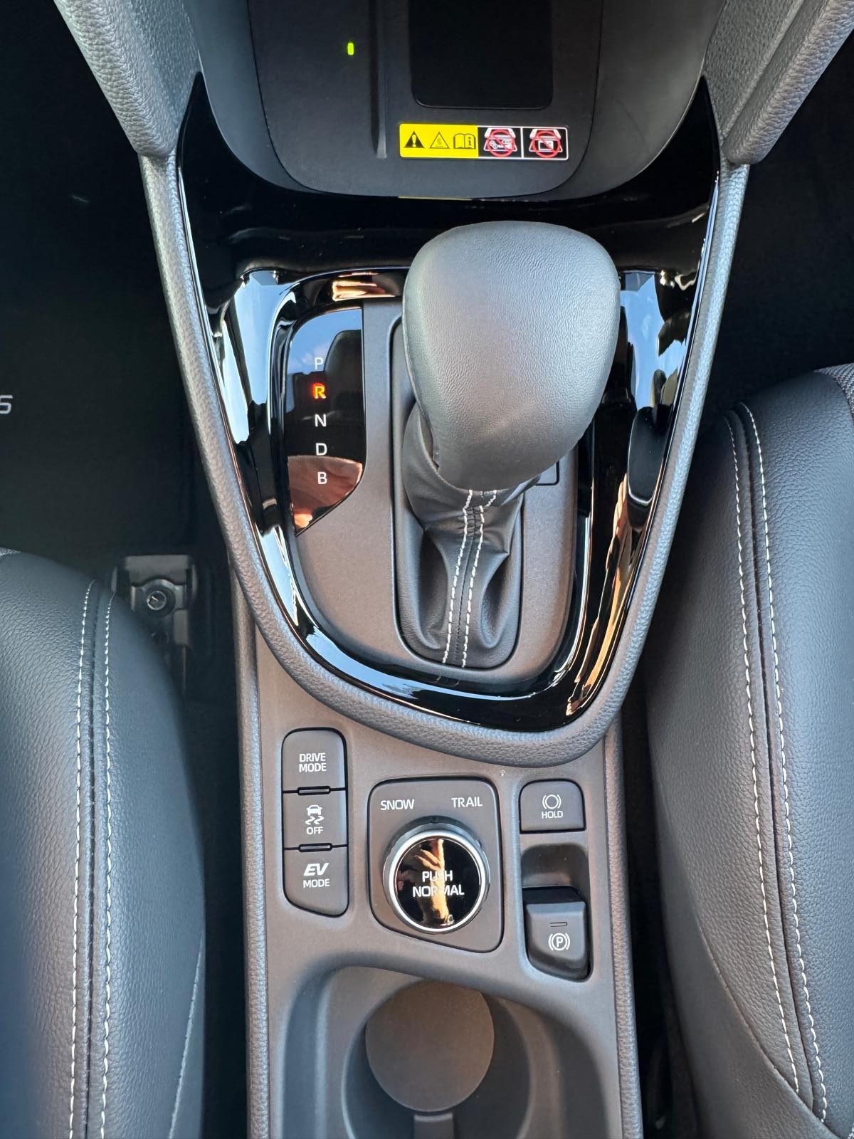 TOYOTA Yaris Cross 1.5 Premium AWDi e-CVT-image-23