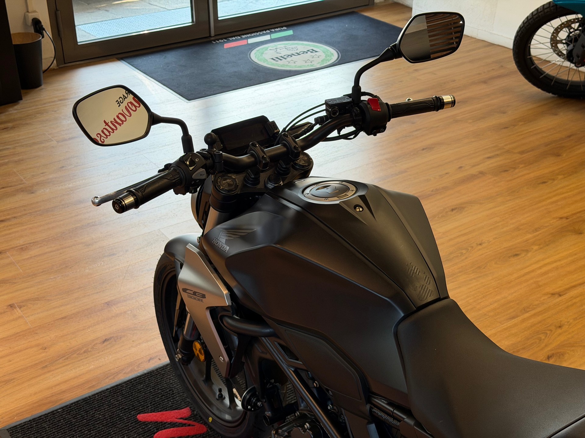 HONDA CB 300 R-image-7