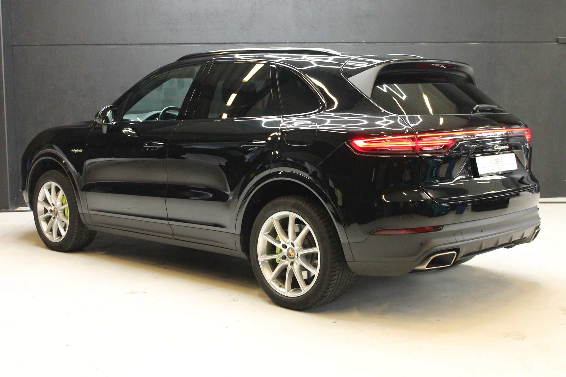 PORSCHE Cayenne E-Hybrid-showroom-element-3