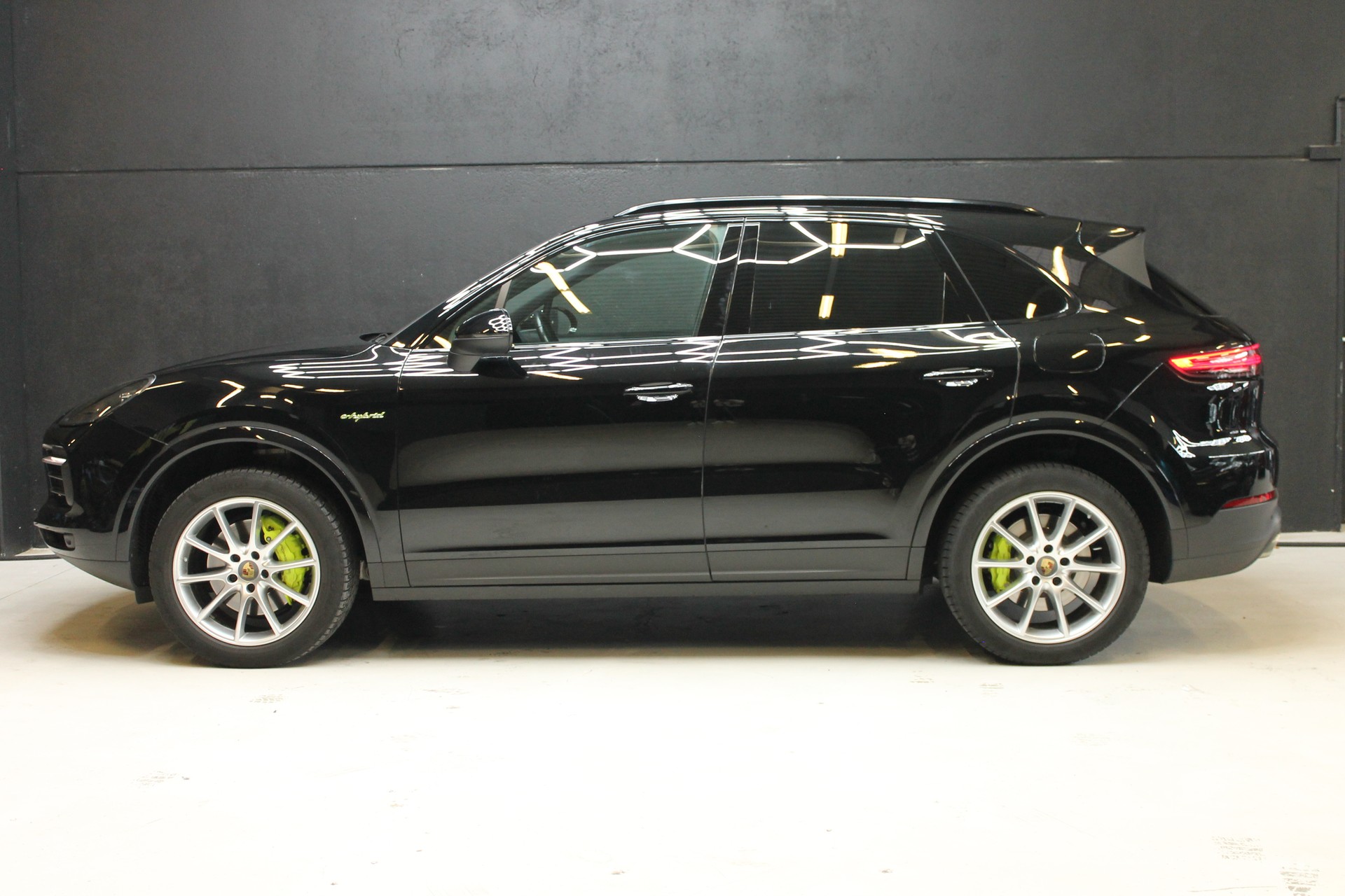 PORSCHE Cayenne E-Hybrid-showroom-element-2