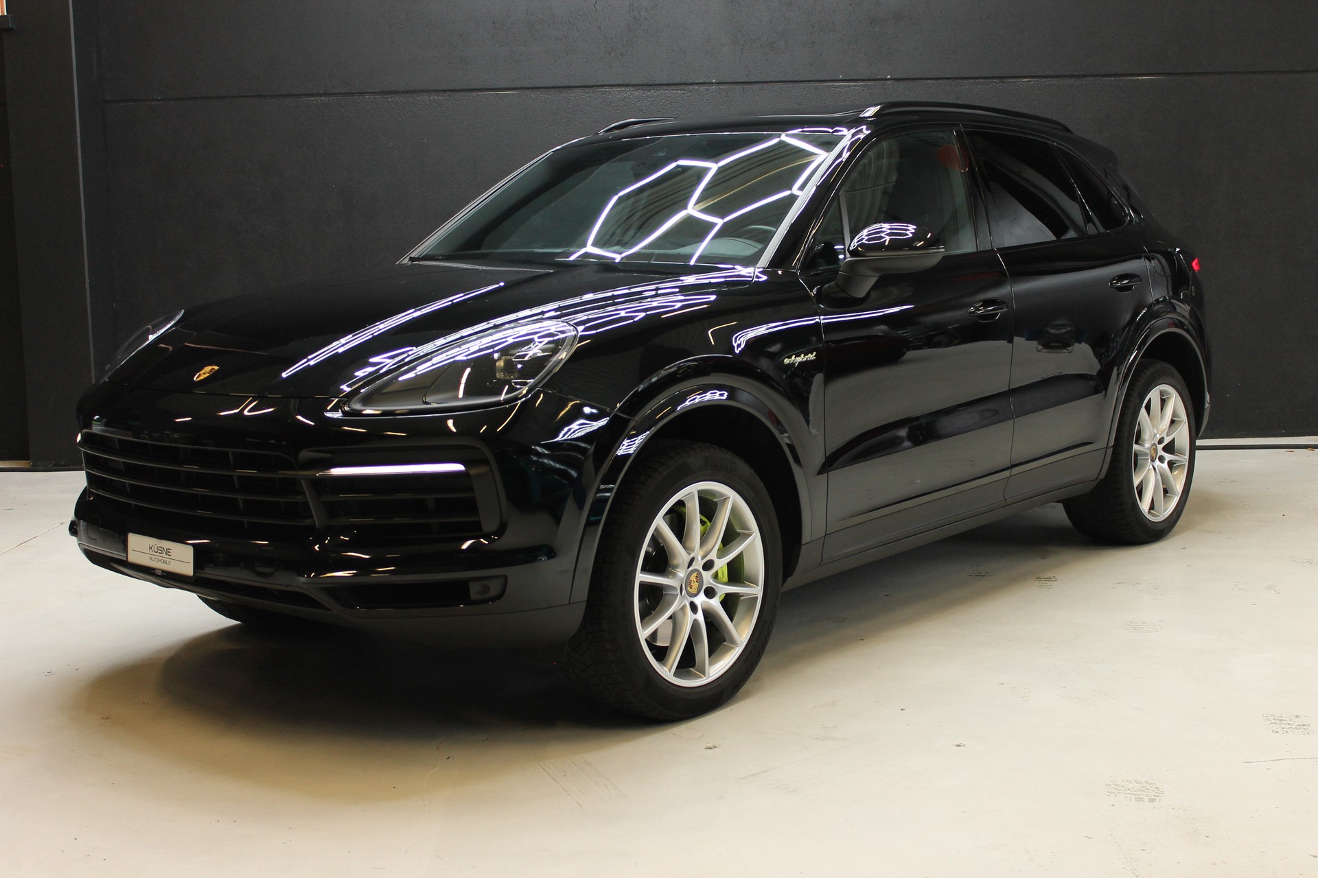 PORSCHE Cayenne E-Hybrid-showroom-element-1