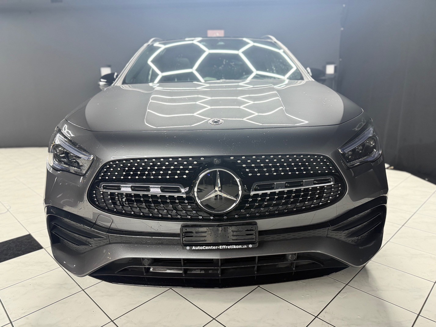 MERCEDES-BENZ GLA 250e AMG Line 8G-DCT-showroom-element-2