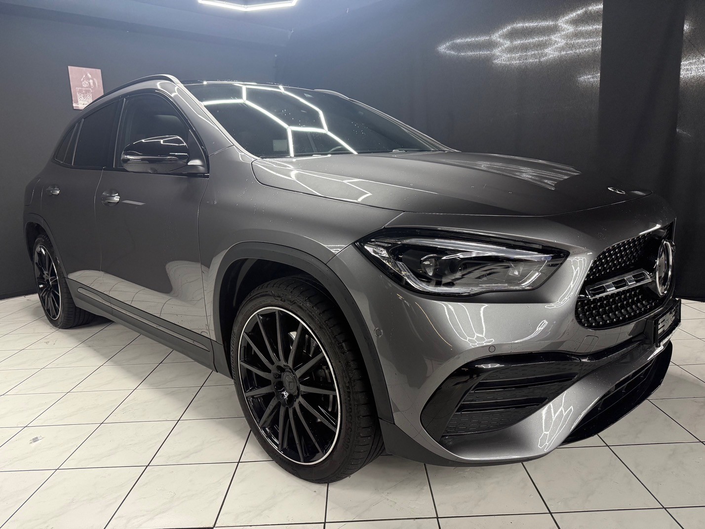 MERCEDES-BENZ GLA 250e AMG Line 8G-DCT-showroom-element-3