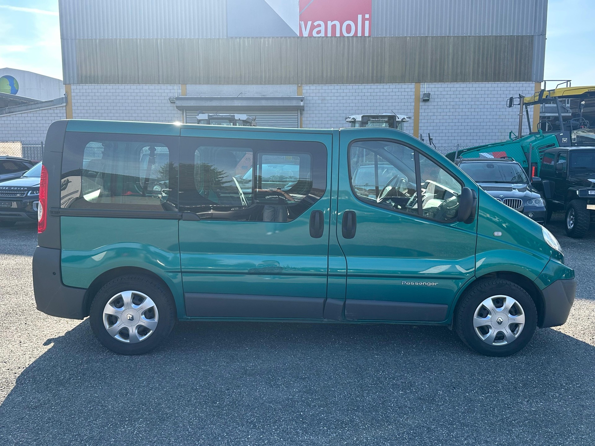 RENAULT Trafic 2.0 dCi Eco Passenger Authentique A-image-5