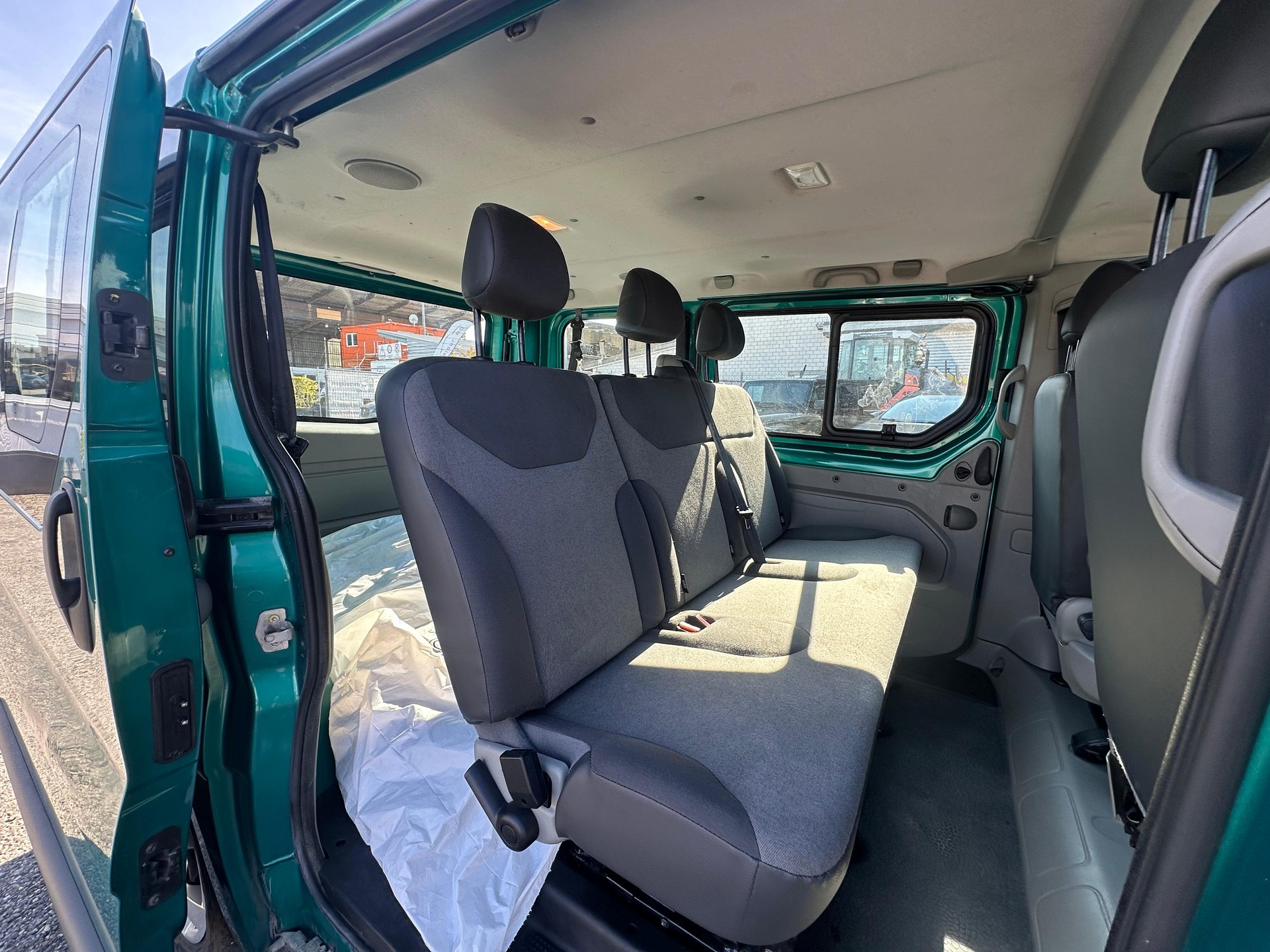 RENAULT Trafic 2.0 dCi Eco Passenger Authentique A-image-12