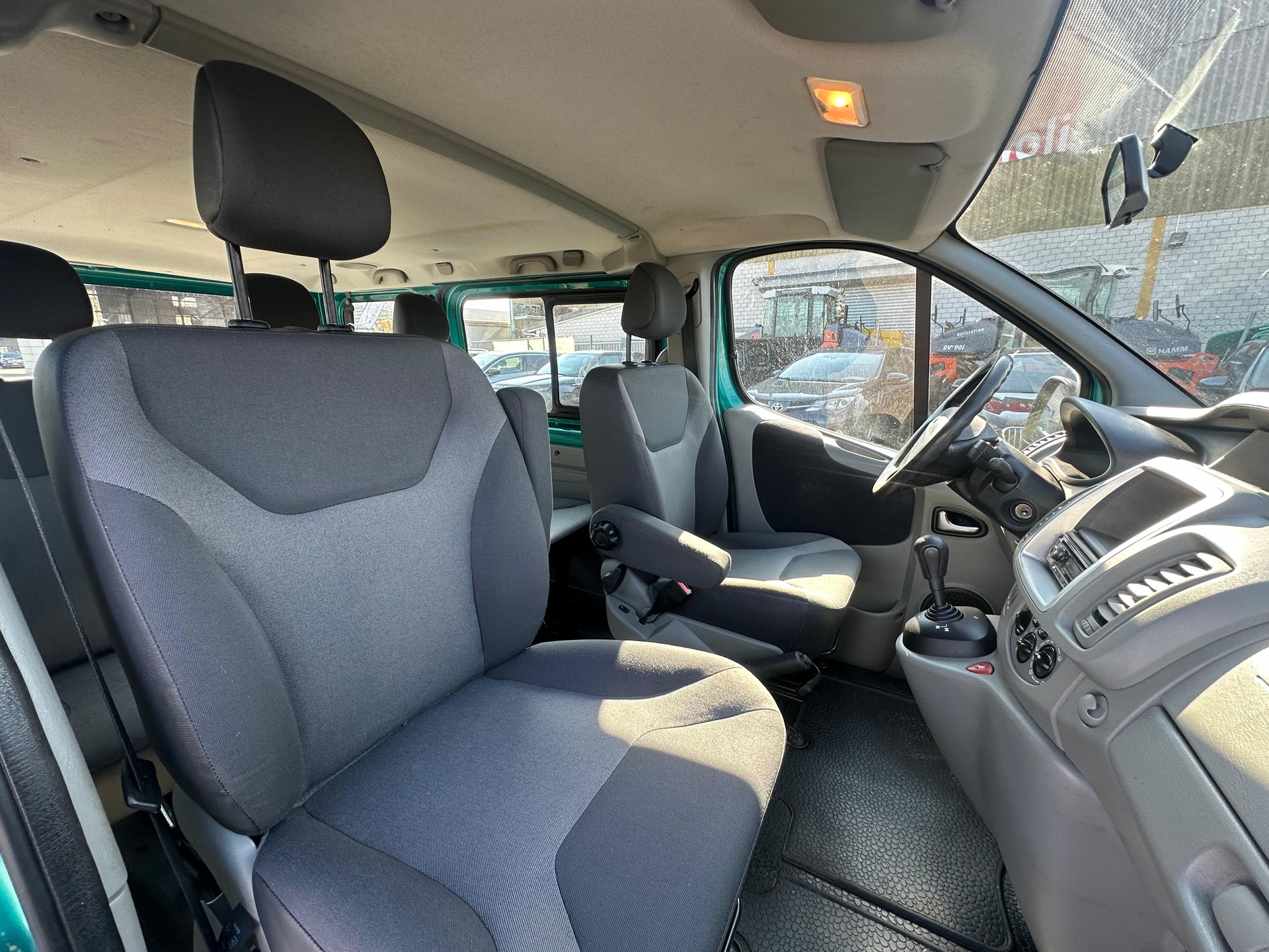 RENAULT Trafic 2.0 dCi Eco Passenger Authentique A-image-11