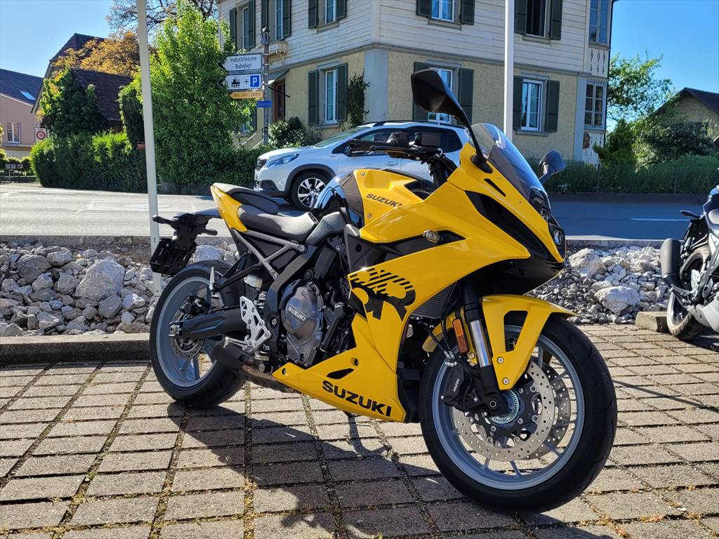 SUZUKI GSX-8 R