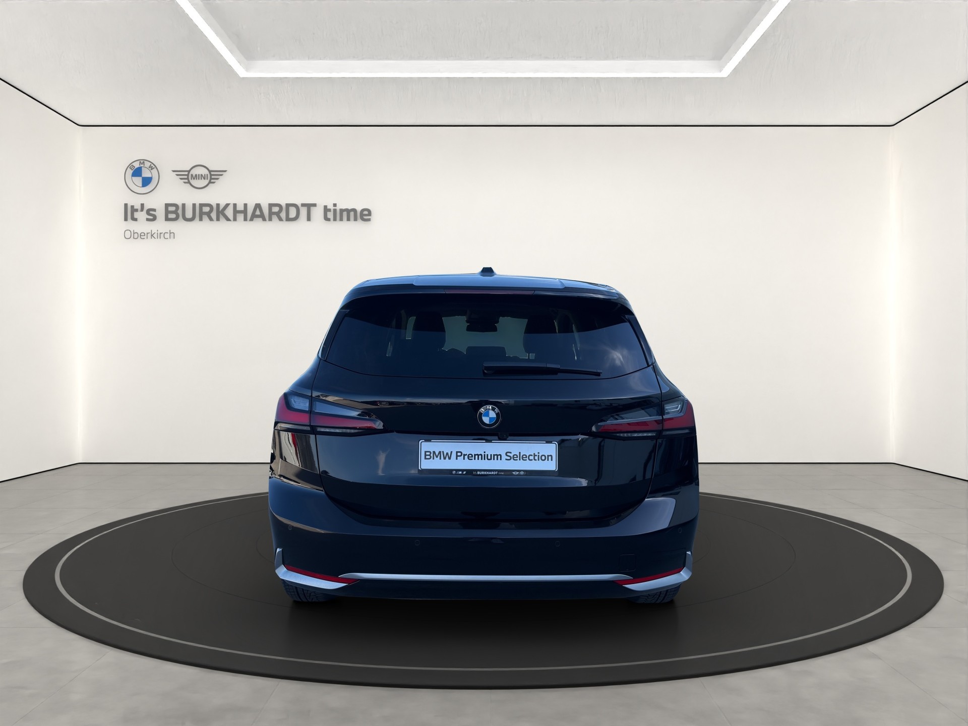 BMW 223i Act. T. xDr. Luxury-showroom-element-3