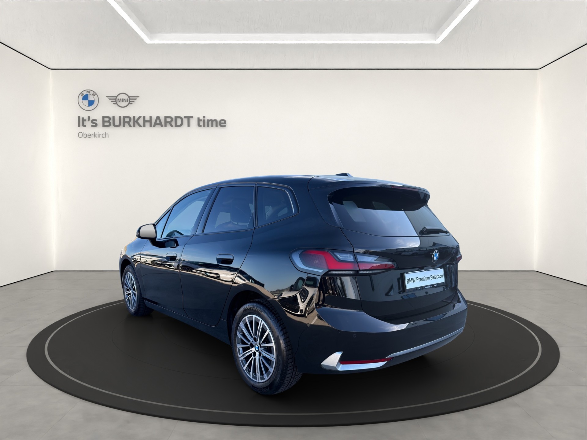 BMW 223i Act. T. xDr. Luxury-showroom-element-2