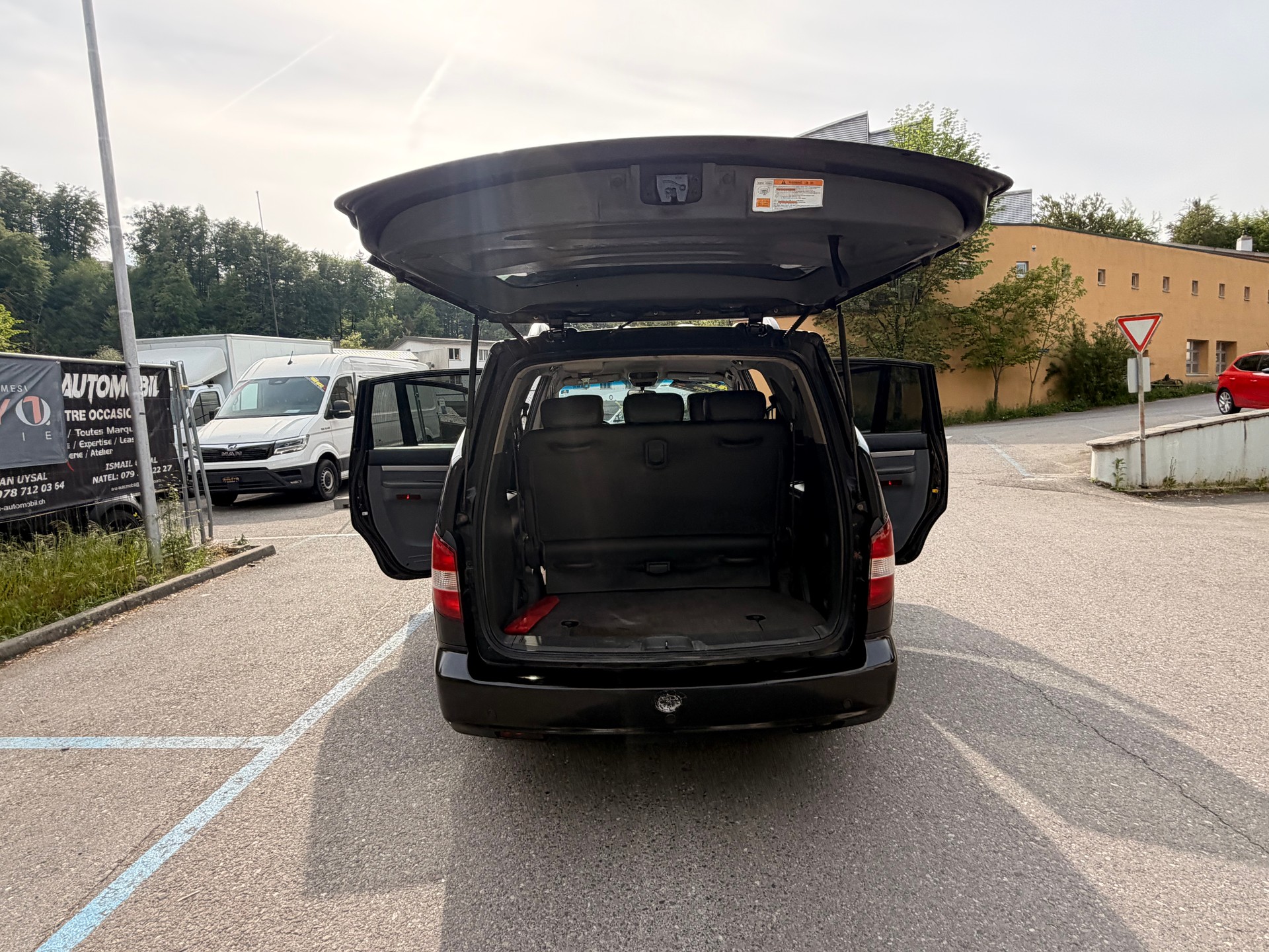 KGM-SsangYong Rodius SV 270 Xdi 4WD Automatic-image-18